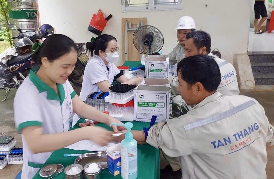 タンタンセメント会社は従業員に無料の健康診断を実施しています。写真: ゴック・アン