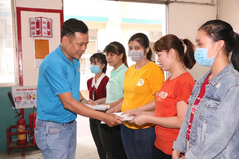 Mr. Nguyen Minh Tien - Chairman of the Trade Union of Thong Dung Shoes Company Limited - presented gifts to disadvantaged workers in the company. Photo: Dinh Trong