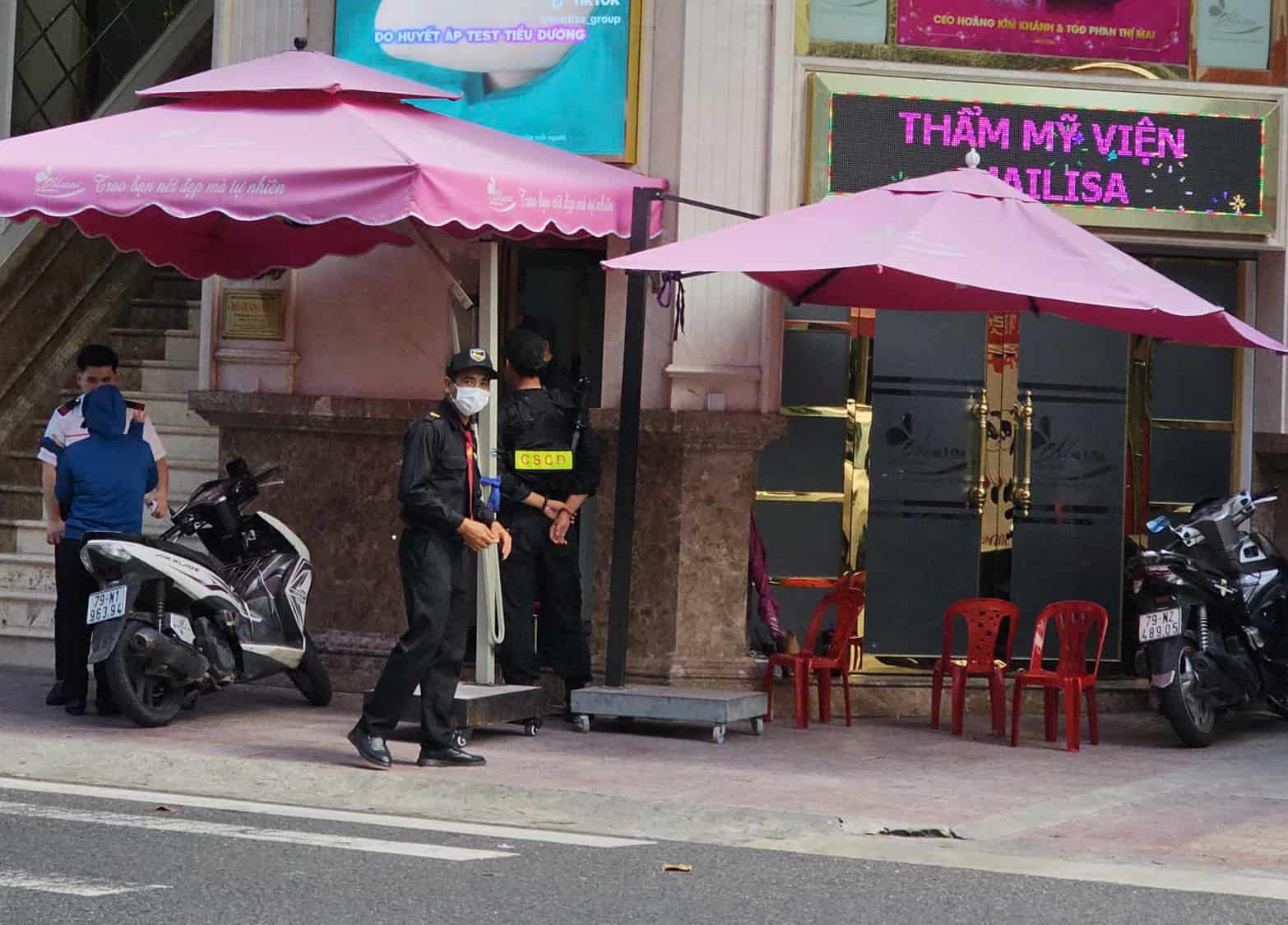 Công an xuất hiện tại thẩm mỹ viện Mailisa có chi nhánh đóng chân tại Nha Trang. Ảnh: Hữu Long