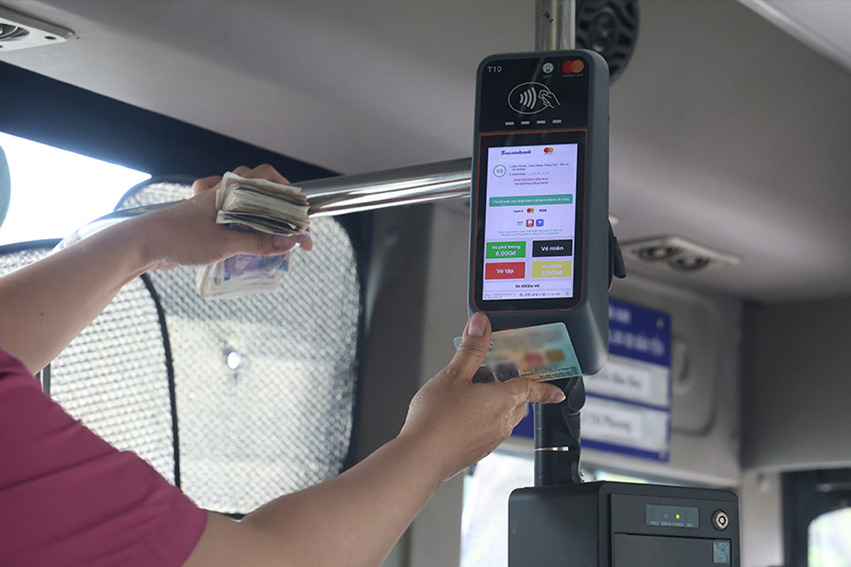 Elderly people in Ho Chi Minh City are supported to get free bus tickets with just 1 touch