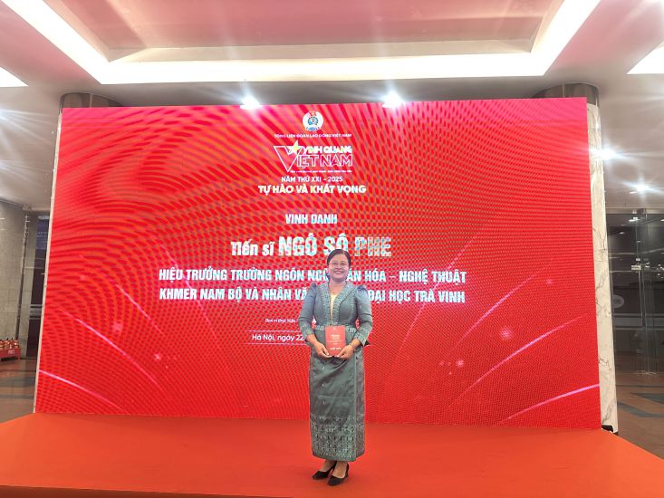 Dr. Ngo So Phe - Principal of the Southern Khmer Language, Culture, Arts and Humanities School, Tra Vinh University - is honored to receive the title of "Vinh Quang Vietnam" in 2025. Photo: Character provided