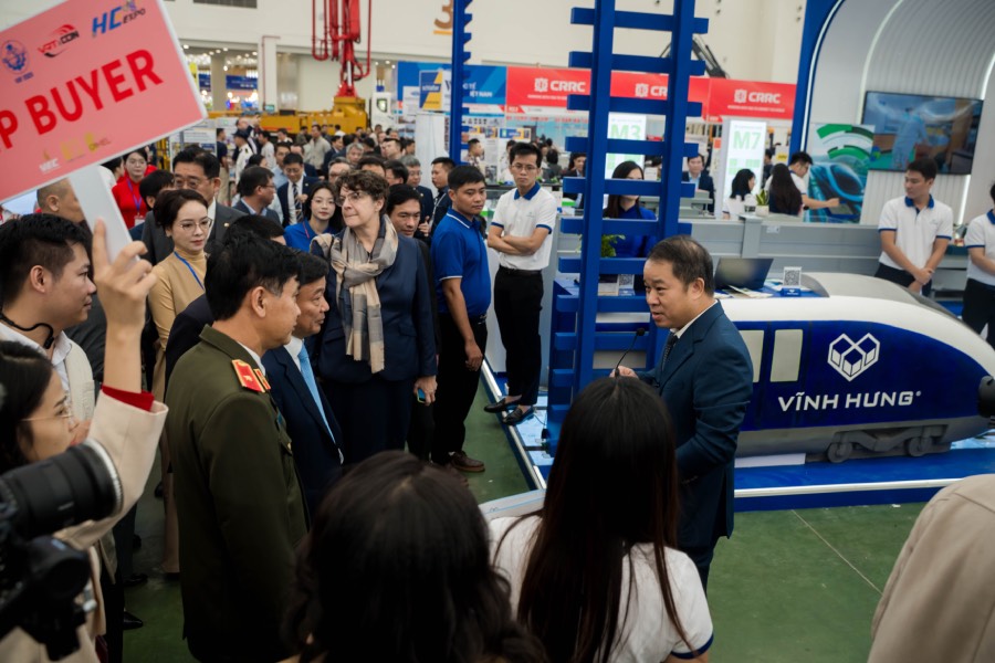 Thu truong Bo xay dung Tran Danh Huy cung doan lanh dao cap cao toi tham quan gian hang Vinh Hung. Anh Nguyen Anh