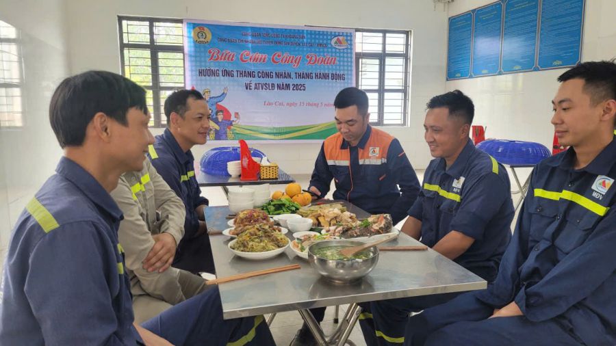 鉱山支部の労働組合員はシン・クエン銅、ラオ・カイを労働組合の食事に参加するよう勧誘した。写真：キム・トゥエン