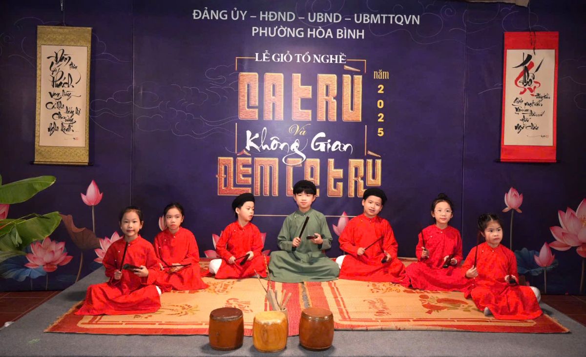 Cac kep nhi cung gop mat tai dem hoi. Ảnh: Hoa Binh