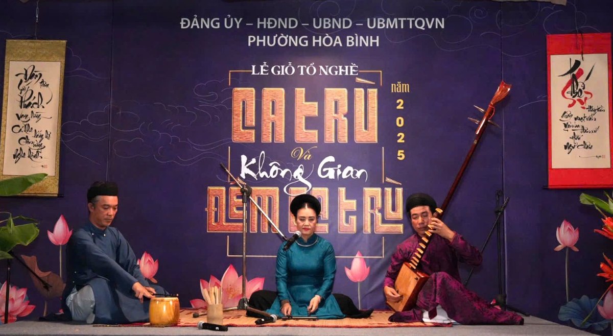 Cac cau lac bo trinh dien tai chuong trinh. Ảnh: Hoa Binh