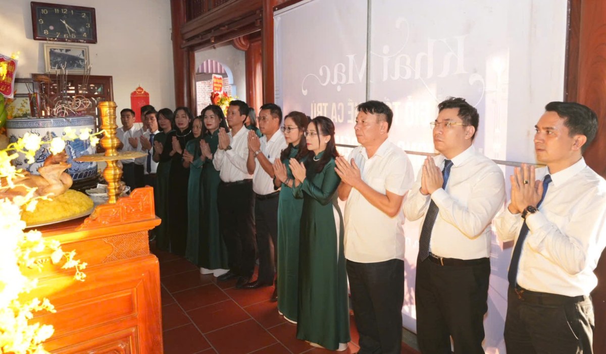 Cac dai bieu thuc hien nghi thuc dang huong. Ảnh: Hoa Binh