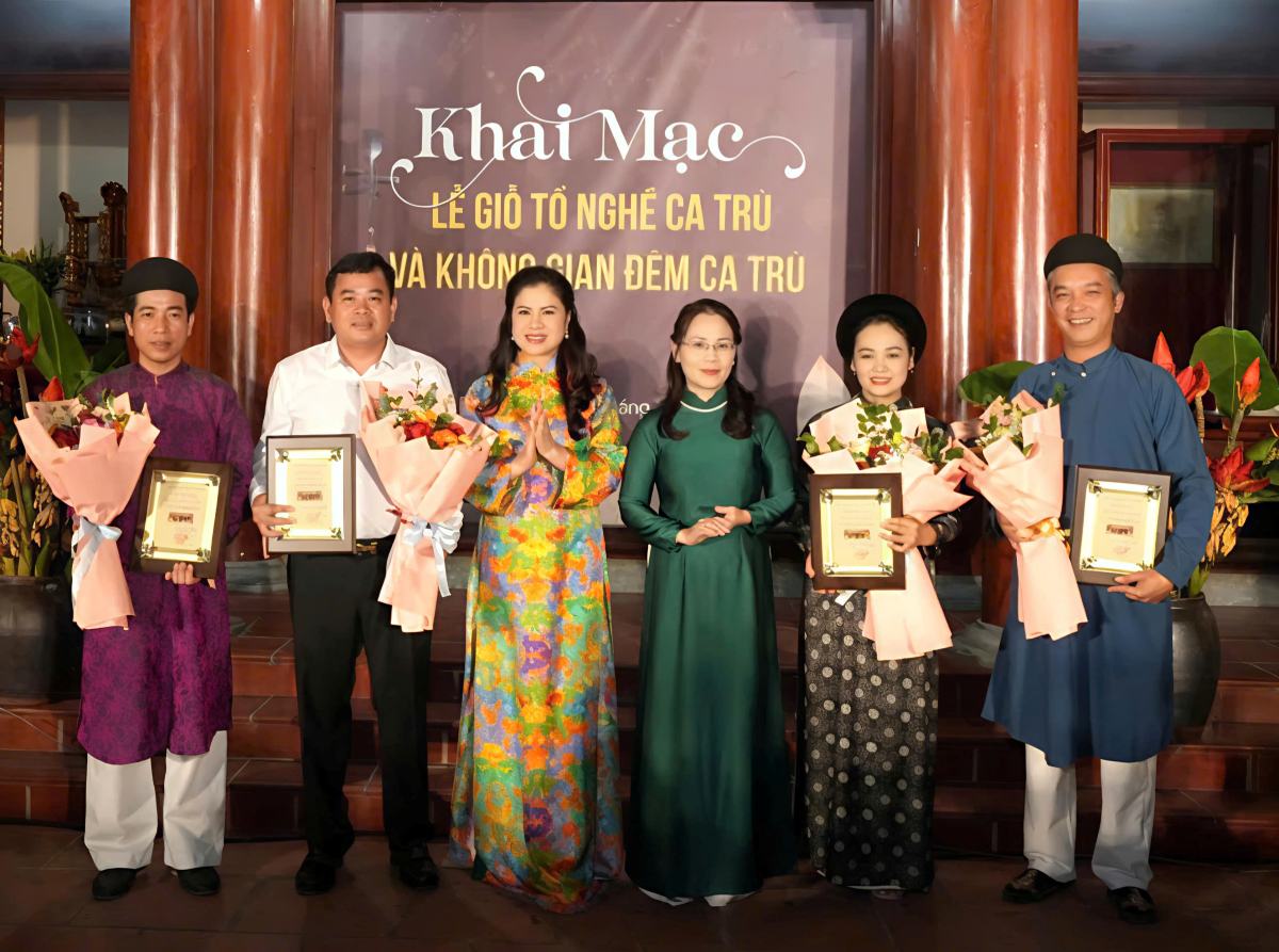 Leaders of the Hai Phong City Cultural, Sports and Tourism Institute, leaders of the Hoa Binh Party Committee decorated flowers and ornamental flowers, and individuals contributed a lot to preserving the autumn festival of Ca Tru in Dong Mon. Photo: Hoa Binh