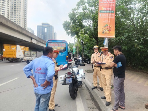 하노이 교통 기반 시설 침범 위반 처리 상황 전면 점검. 사진: 민한