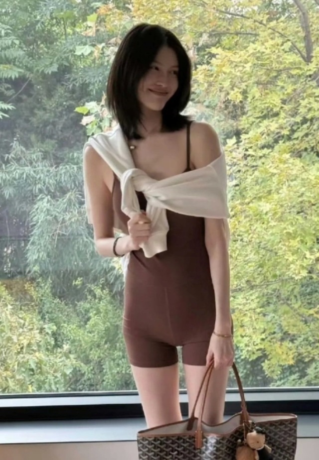 Ha Tue van giu dang chuan, bung phang du moi sinh con. Anh: Cat tu video