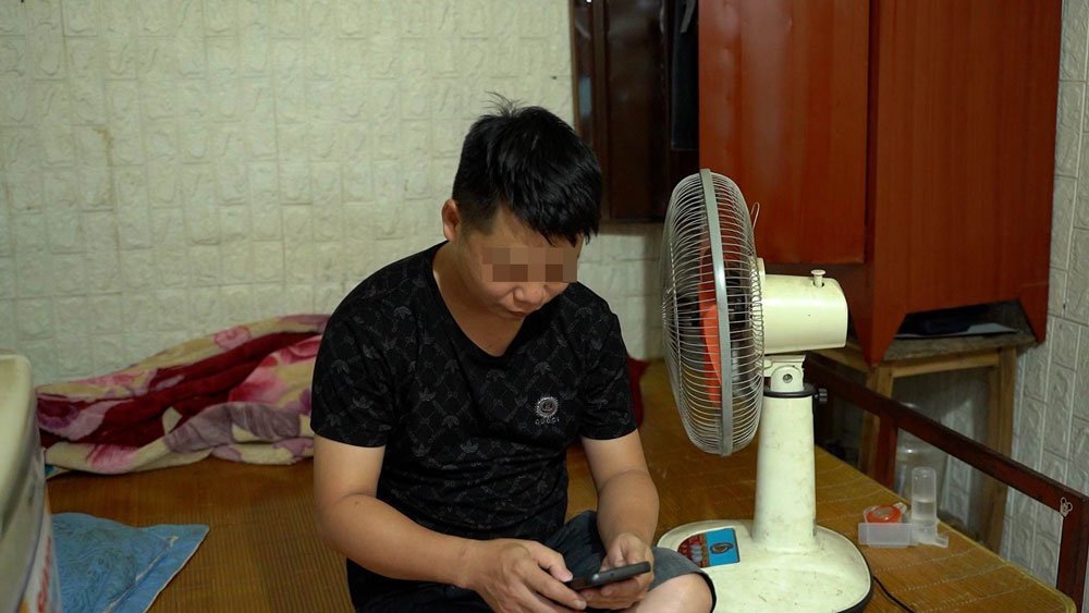 If the enterprise has not paid social insurance, the employee cannot buy the health insurance card on his/her own, unless they temporarily postpone the labor contract. Photo: Quynh Chi