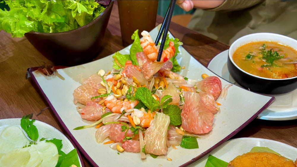 Goi buoi tom thit thanh mat sera el plato principal perfecto en cada comida familiar. Foto: Tuan Dat
