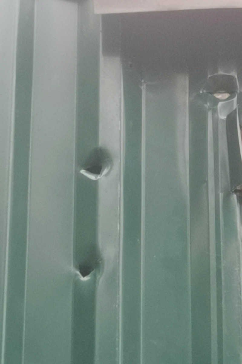 Hai lỗ thủng trên tường tôn nghi bị đạn chì bắn vào. Ảnh: Đoàn Hưng