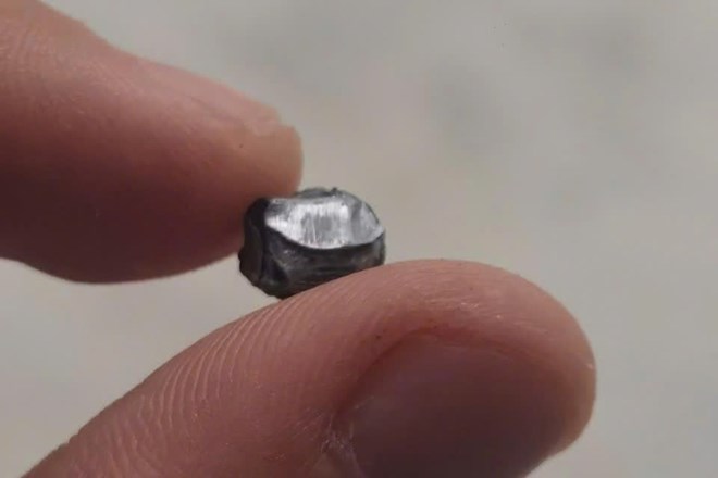 Một gia đình ở Quảng Ninh phản ánh nghi bị đạn chì bắn vào nhà