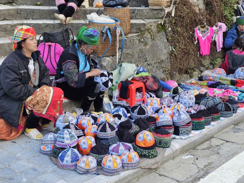 Nhung nguoi phu nu H’Mong cam cui theu tho cam, se day. Anh: Thao Nguyen