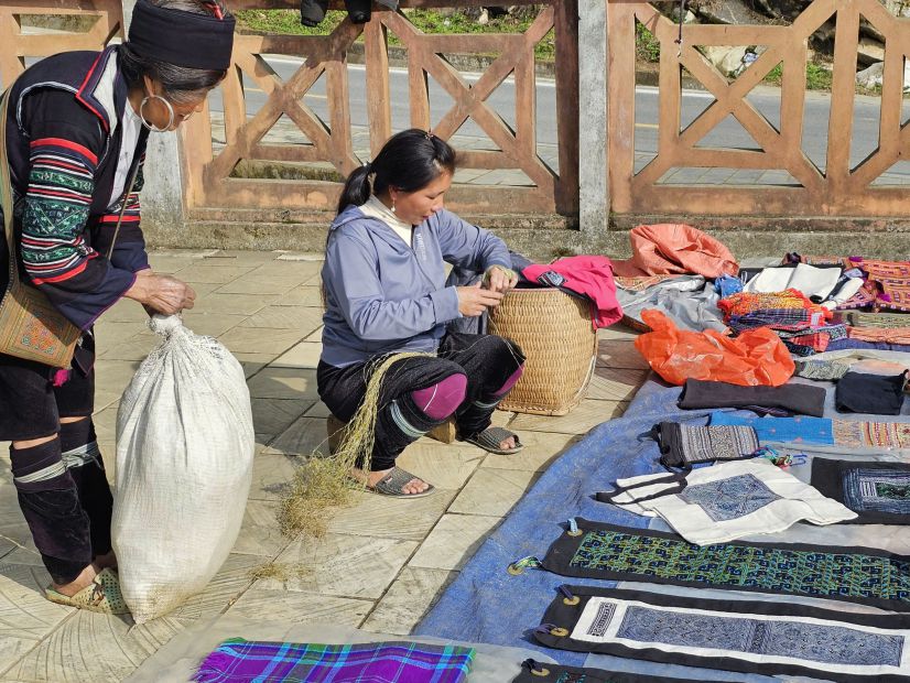 Nhung chieu hang tho cam bay doc theo cac con doc o trung tam thi tran. Anh: Thao Nguyen