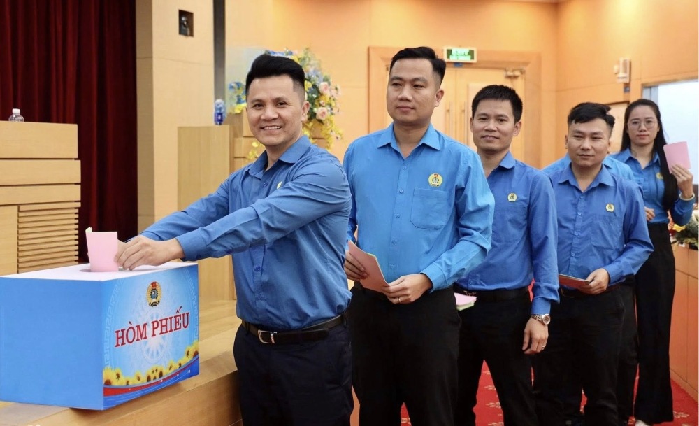 Cac dai bieu bo phieu bau Ban Chap hanh khoa III, nhiem ky 2025 – 2030. Anh: Cong doan Ha Tinh