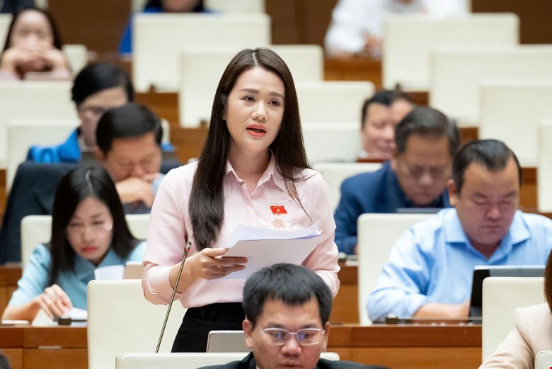 Delegate Vuong Thi Huong said that it is necessary to have clear regulations to avoid the situation where civil servants avoid their duties. Photo: Quochoi.vn