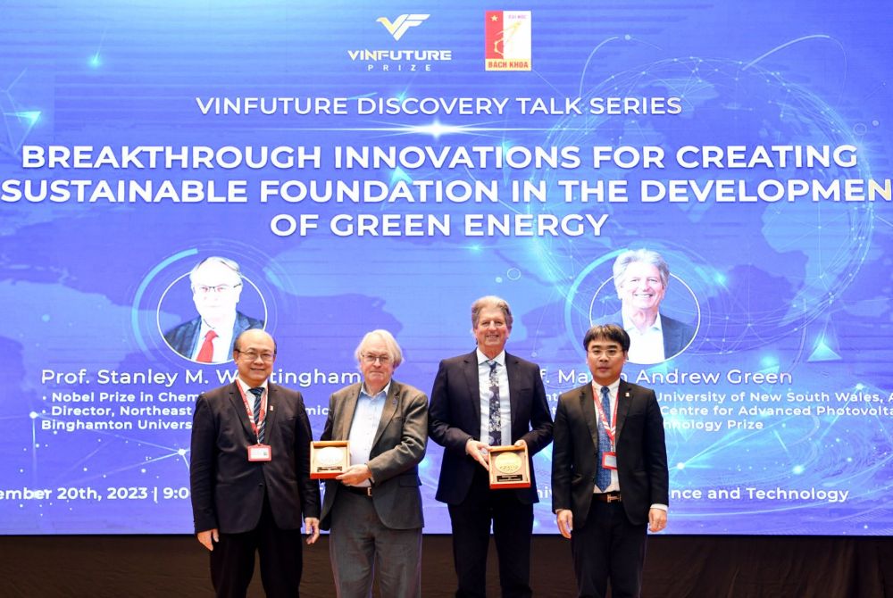 PGS.TS. Huynh Dang Chinh (ngoai cung ben phai) tang qua luu niem cho GS. Stanley M. Whittingham va GS. Martin Andrew Green trong su kien giao luu tai Dai hoc Bach Khoa cuoi nam 2023. Anh: VFP