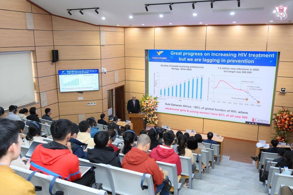 Buoi chia se cua GS. Salim S. Abdool Karim - Chu nhan Giai Dac biet VinFuture 2021 tai Truong Dai hoc Y Ha Noi nam 2023 mang den nhieu gia tri trong linh vuc y hoc. Anh: VFP.