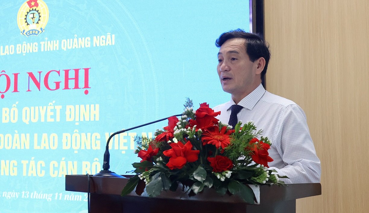 Ong Dinh Quoc Tuan - Chu tich Lien doan Lao dong tinh Quang Ngai phat bieu tai Hoi nghi. Anh: Vien Nguyen