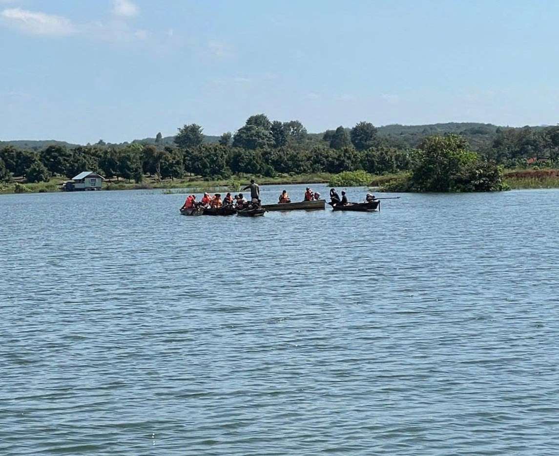 Hien truong vu lat thuyen o ho thuy dien Thac Mo. Anh ban doc cung cap