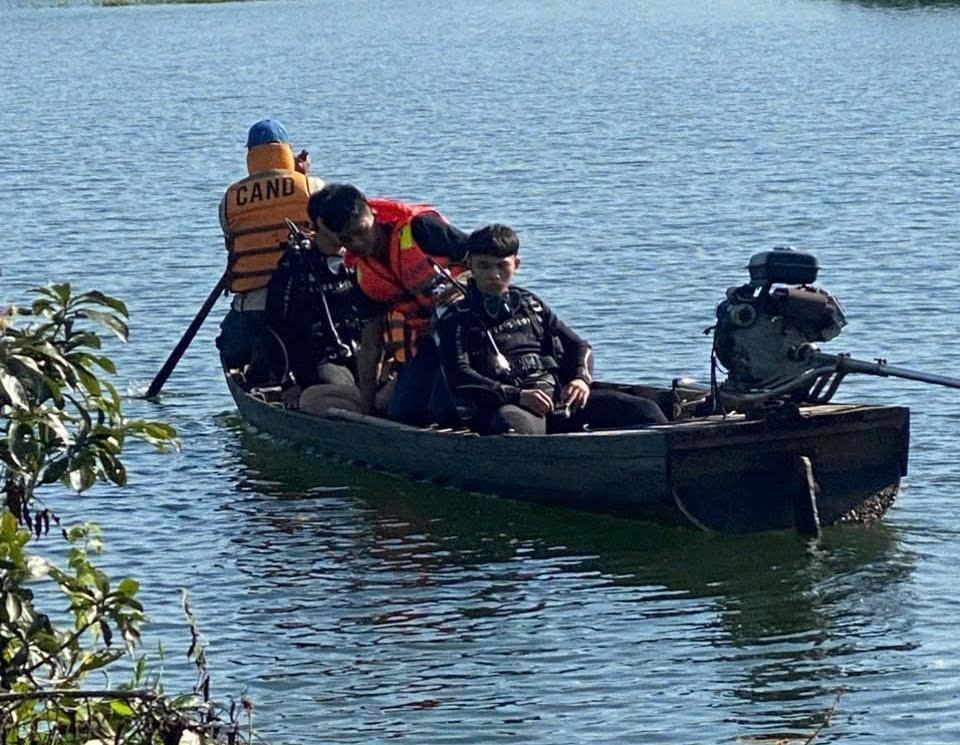 The authorities are searching for the man who went missing after his boat capsized. Photo provided by readers