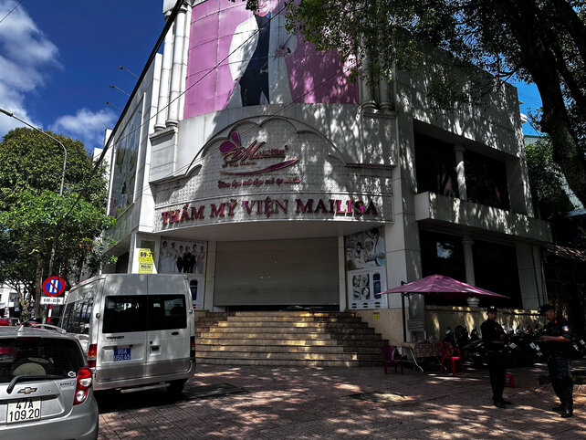 Công an xuất hiện trước thẩm mỹ viện Mailisa tại phường Buôn Ma Thuột, tỉnh Đắk Lắk. Ảnh: Bảo Trung