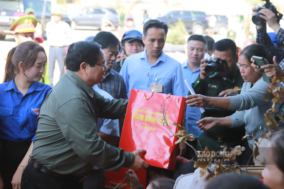 Prime Minister Pham Minh Chinh presented gifts to Gia Lai people who suffered heavy damage due to the storm. Photo: Hoai Phuong