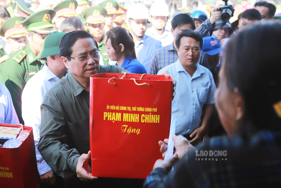 Thu tuong Chinh phu tang qua cho nguoi dan bi thiet hai nang do bao. Anh: Hoai Phuong