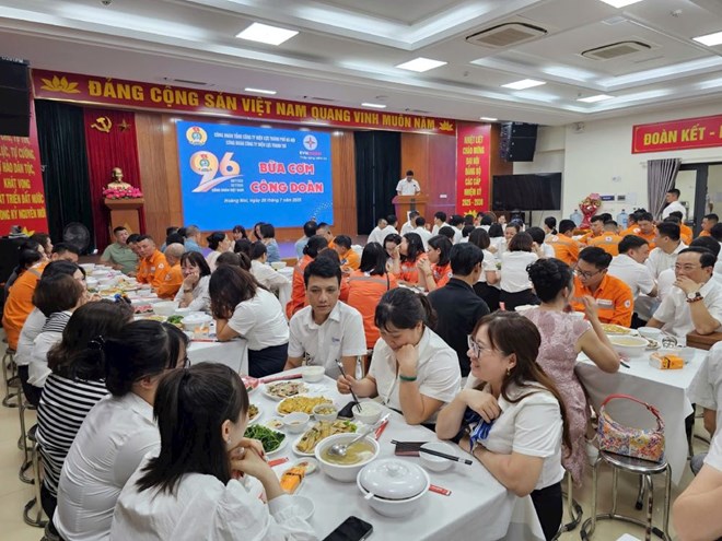 タントリ電力会社（ハノイ）にて「労働組合食事会」が開催されました。写真：ヴァンさん