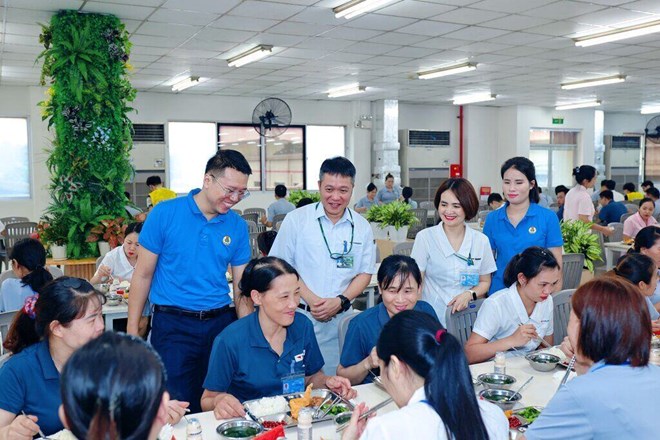 Cong nhan quay quan ben bua com Cong doan tai KCN Song Tra, Hung Yen. Anh: Cong doan Yazaki Thai Binh