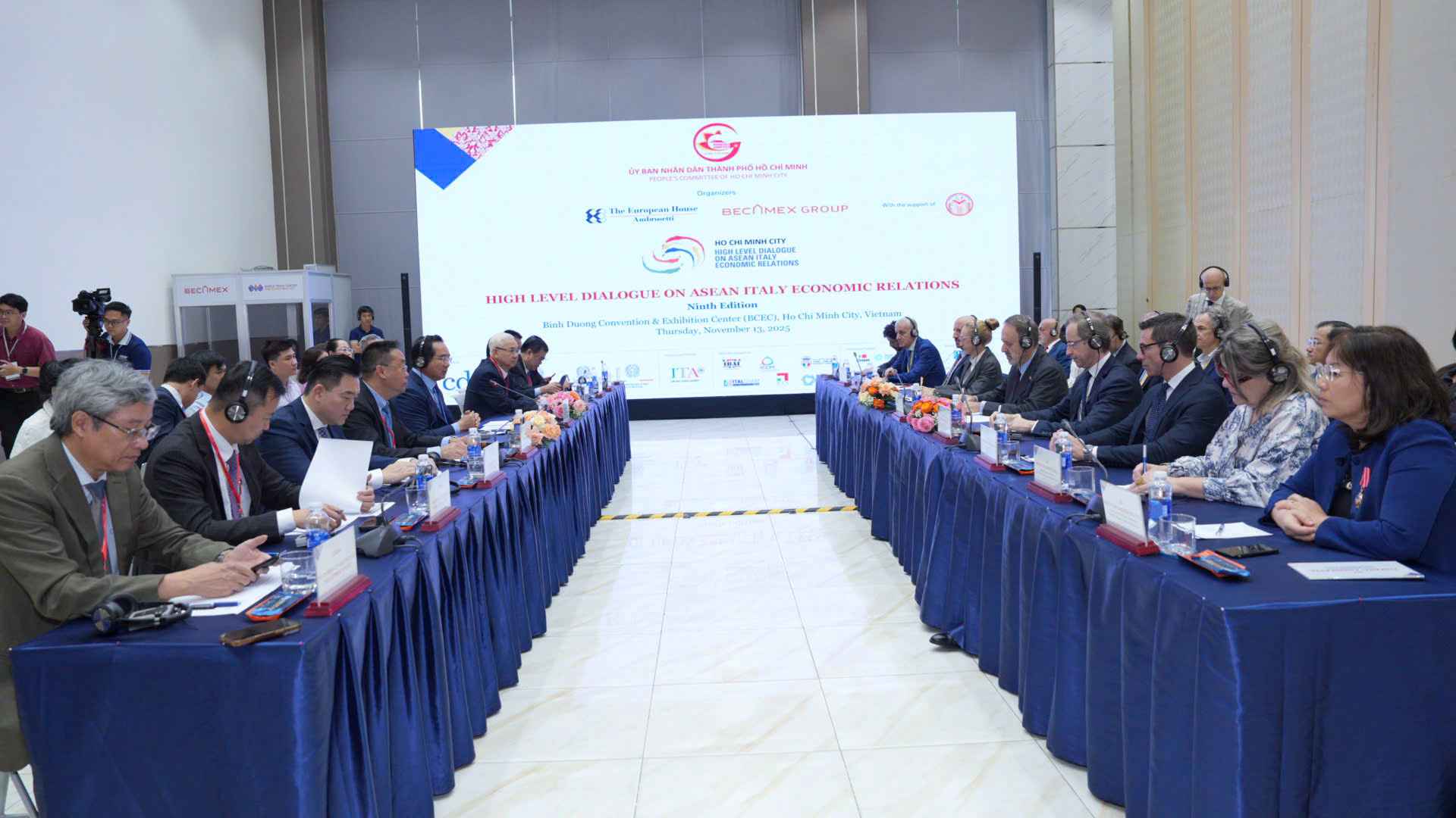 Phien lam viec tai dien dan. Anh: Dinh Trong