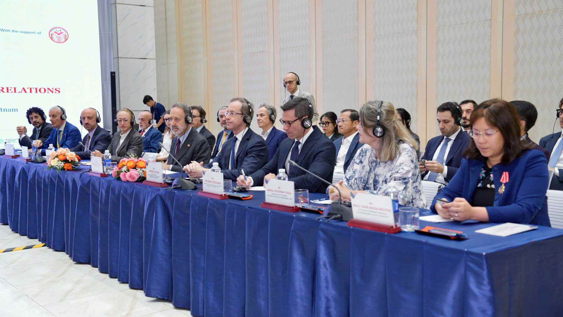 Dien dan la cau noi hop tac kinh te. Anh: Dinh Trong