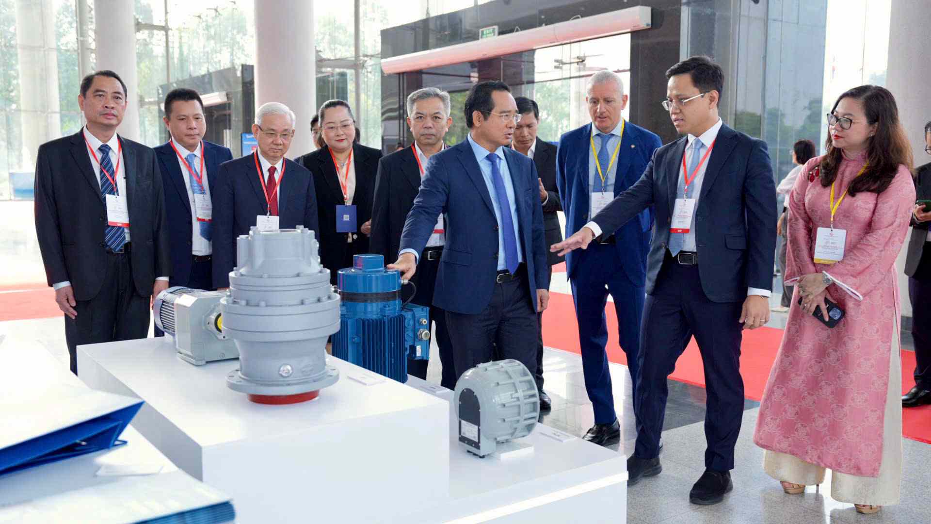 Dai bieu tham du dien dan tham quan gian hang trung bay. Anh: Dinh Trong