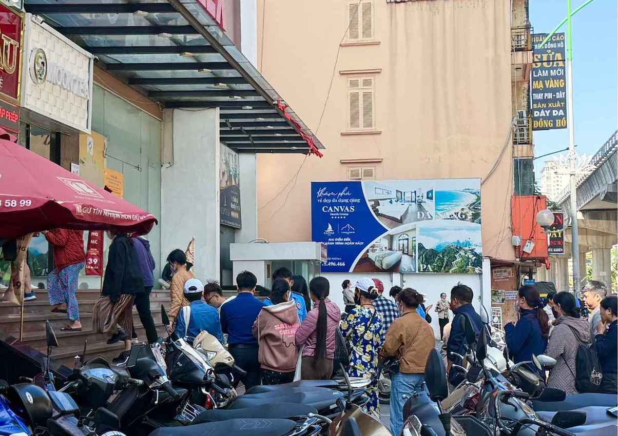 Nhieu nguoi do ve cac tiem vang san mua vang nhan du gia vang lien tuc tang. Anh: Phuong Anh 