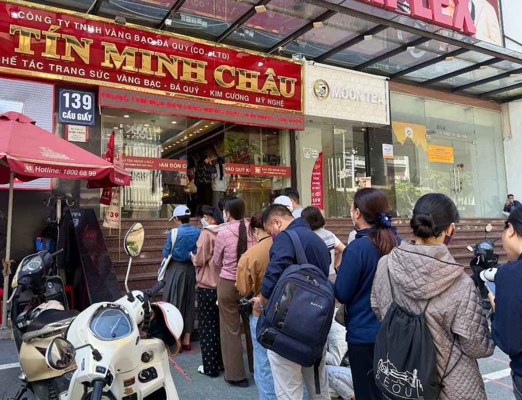 Sang 13.11, nhieu nguoi xep hang truoc mot cua hang vang bac da quy tai Ha Noi de mua vang nhan. Anh: Phuong Anh  