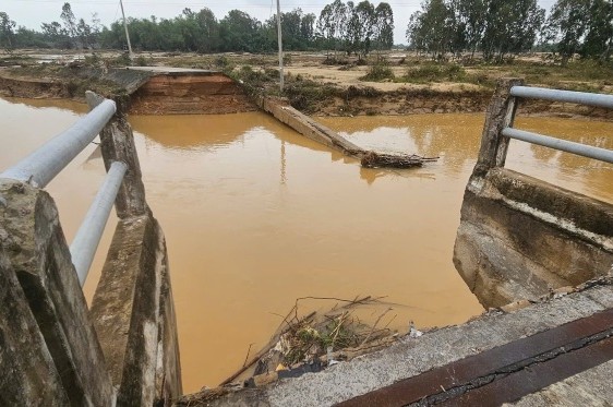 다낭의 심각하게 노후화된 바응안 다리는 2천억 동 이상 투자 계획을 세웠습니다. 사진: 쯔엉안