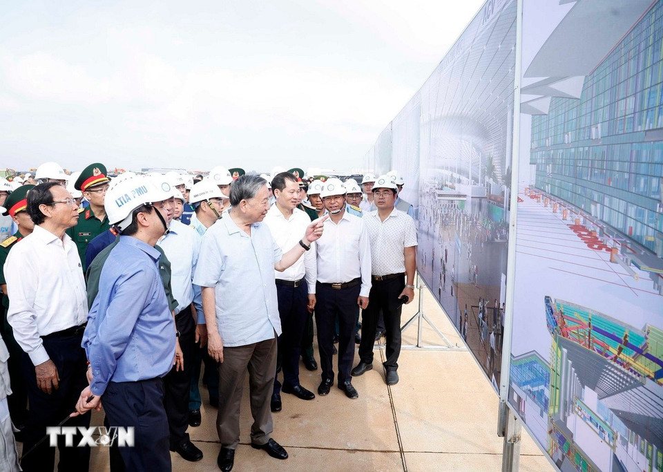 Tong Bi thu To Lam va doan cong tac tham Du an Cang Hang khong quoc te Long Thanh. Anh: TTXVN