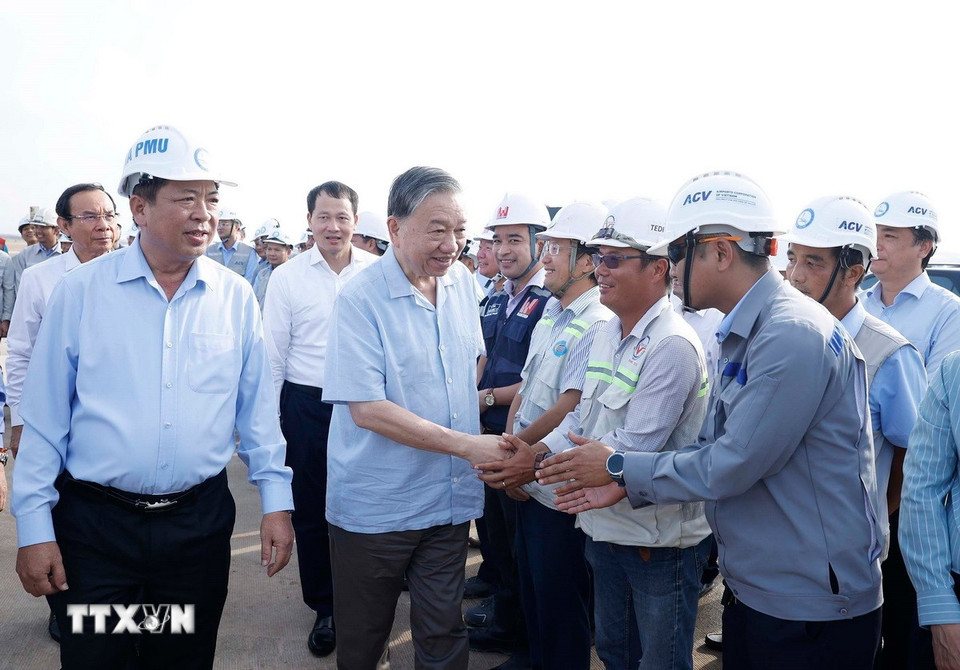 Tong Bi thu To Lam tham, dong vien can bo, cong nhan, nguoi lao dong tren cong truong. Anh: TTXVN