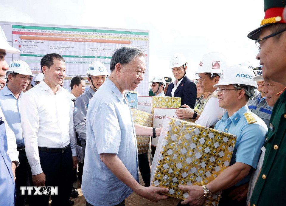 Tong Bi thu To Lam tang qua cac can bo, cong nhan lam viec tren cong truong. Anh: TTXVN