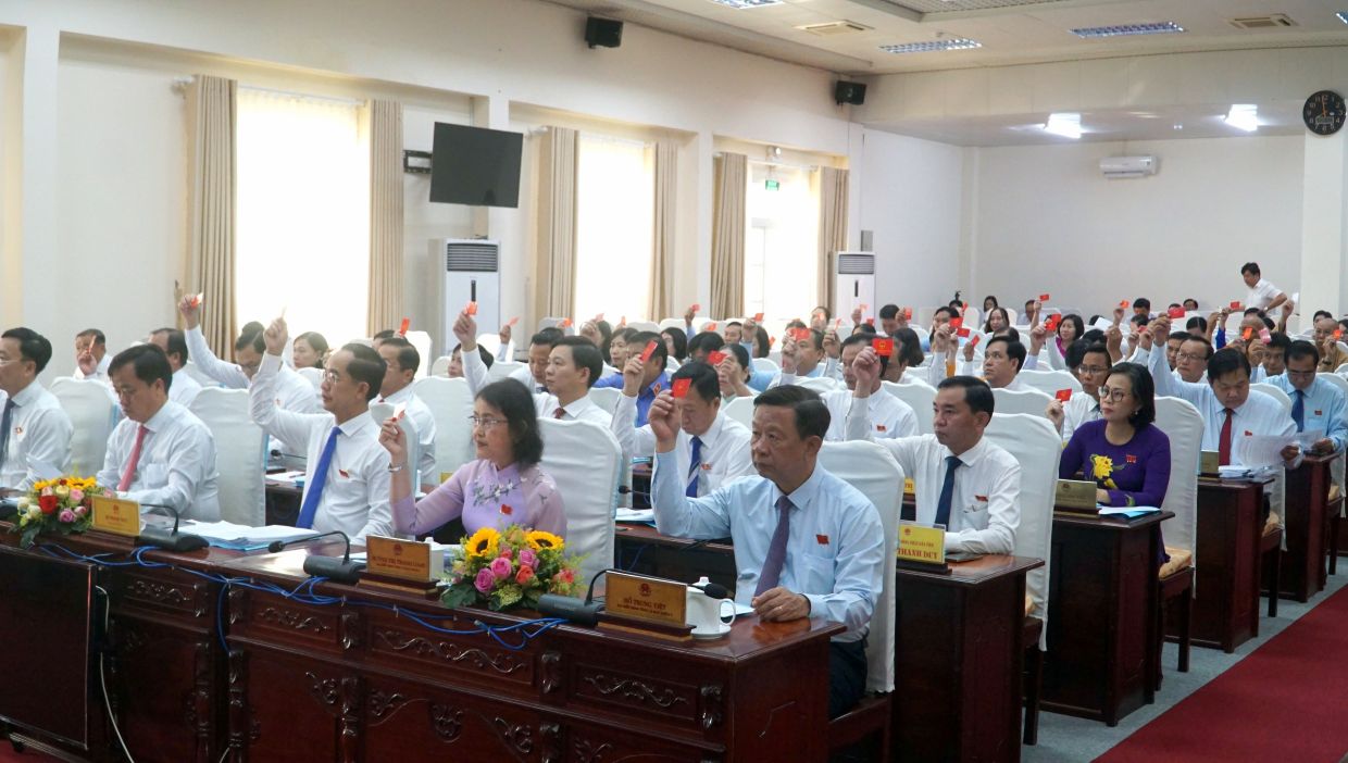 Cac dai bieu HDND tinh Ca Mau bieu quyet thong qua cac Nghi quyet. Anh: Nhat Ho