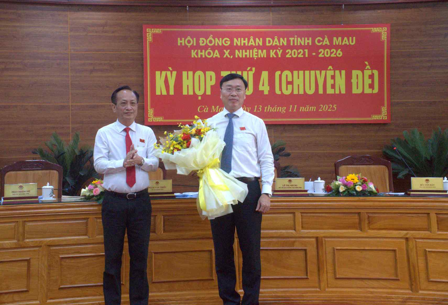 까마우성 인민의회 의장 Pham Van Thieu가 Huynh Huu Tri 씨에게 꽃을 전달하고 있습니다. 사진: Nhat Ho