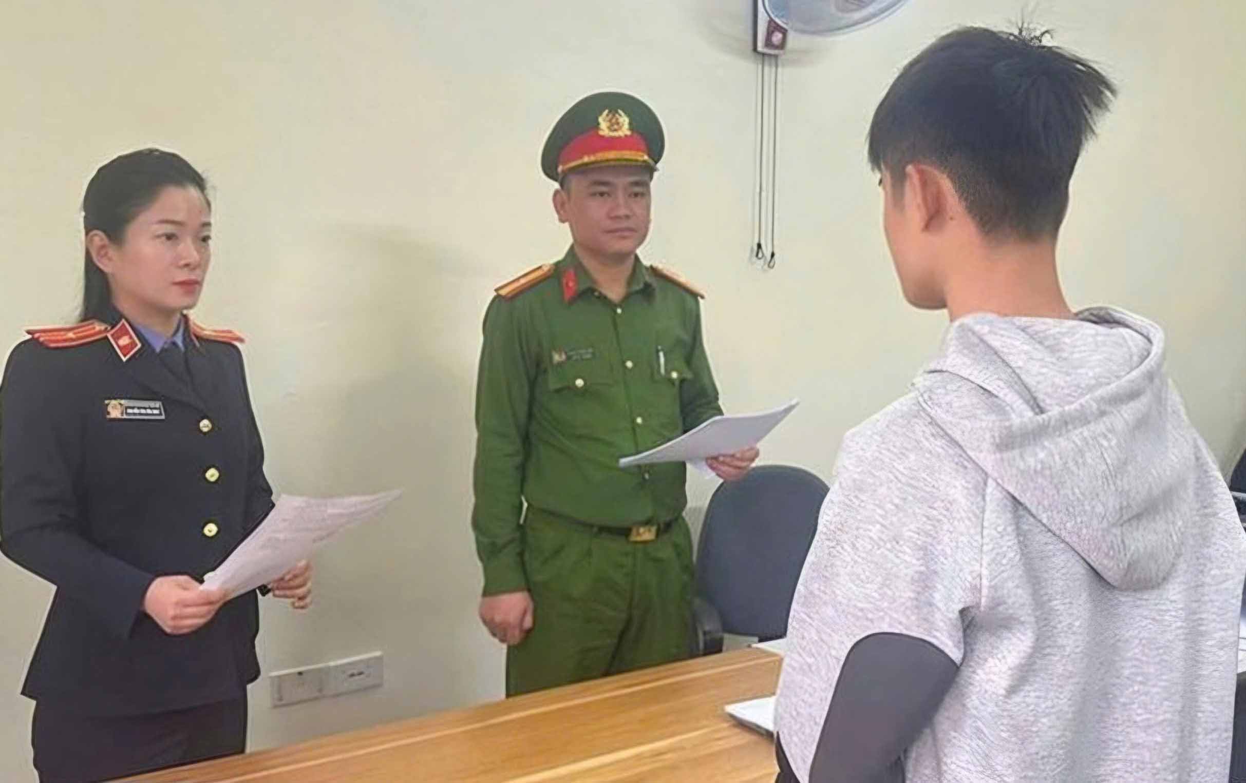 Nguyen Dinh H, a 12th grade student, was prosecuted for theft. Photo: Ha Loc.