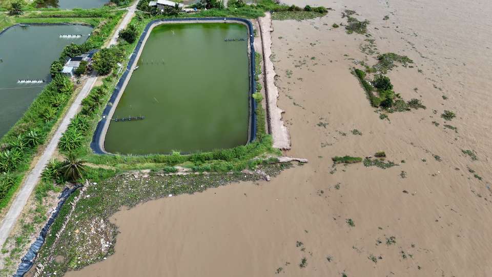 Song lon dap vao chan de bien Giong Ban, de doa nha va ao nuoi cua nguoi dan. Anh; Hoang Loc
