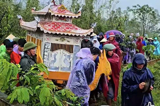 Đám tang em M - người bị đối tượng Lê Văn Phương đánh, sau đó tử vong. Hiện đối tượng gây án đã bị bắt tạm giam. Ảnh: Hoàng Tuấn