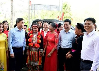 Ong Ma The Hong, Pho Bi thu Tinh uy, Chu tich Uy ban MTTQ Viet Nam tinh du Ngay hoi Dai doan ket toan dan toc thon Na Ma, xa Na Hang. Anh: Tuyen Quang.