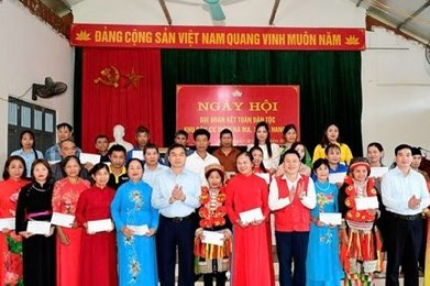 Lideres de la provincia de Tuyen Quang asisten al Dia de la Gran Unidad Nacional en las zonas residenciales. Foto: Tuyen Quang.