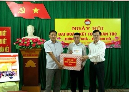 Ong Tran Quang Minh - Truong Ban To chuc Tinh uy trao qua cho Ban cong tac Mat tran, nhan dan thon Na Kha. Anh: Pham Hoan.