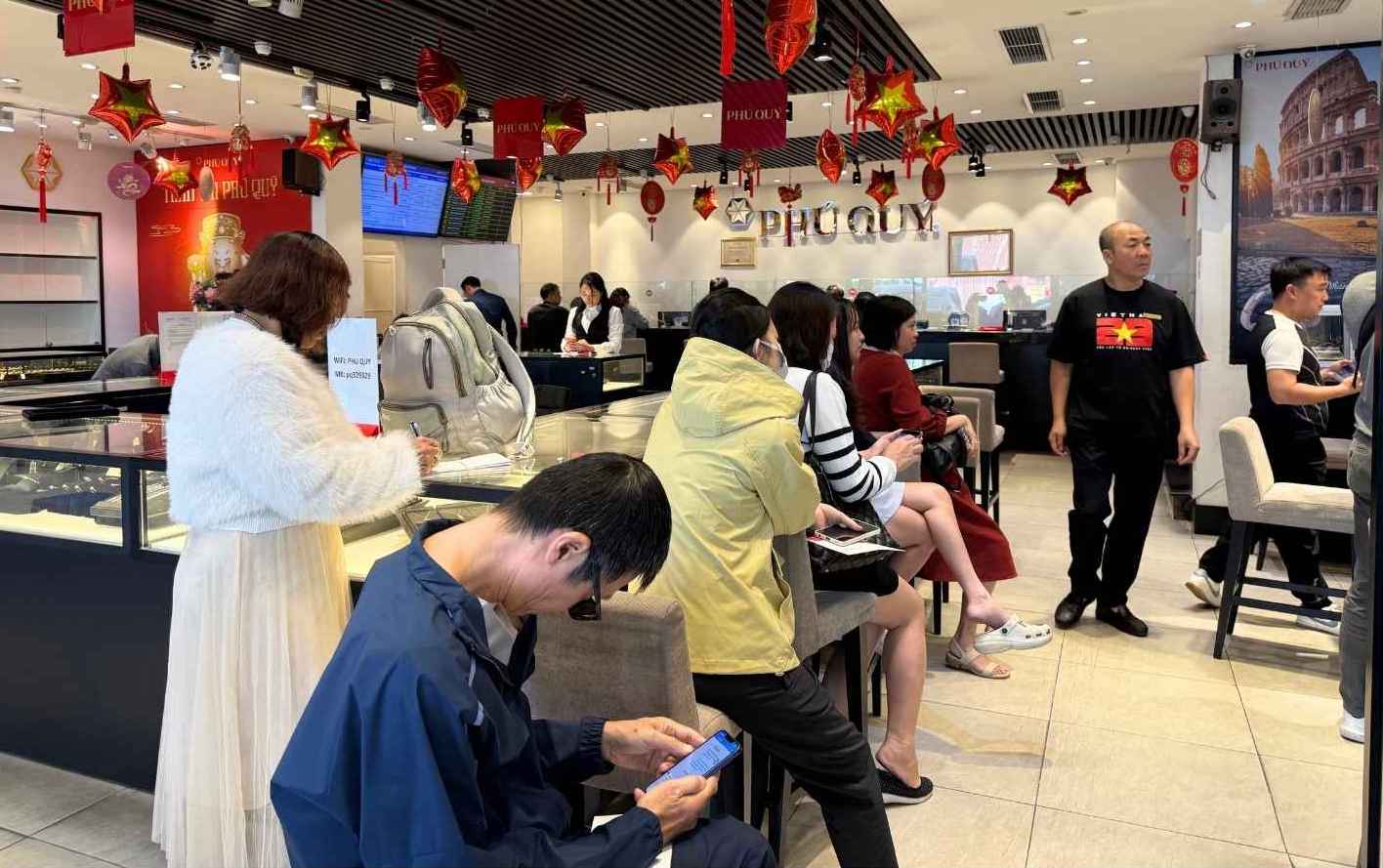 Ngay 13.11, nhieu nguoi den cua hang vang bac da quy tai Ha Noi de mua bac. Anh: Phuong Anh  