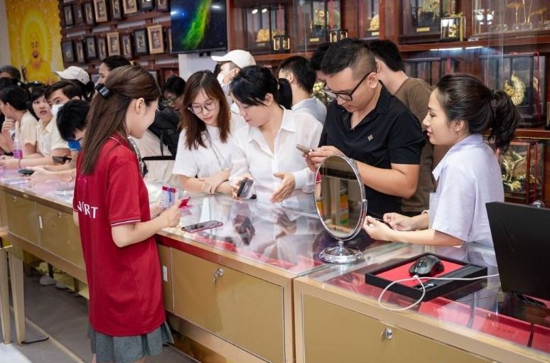 Tiem bac dong khach cho giao dich. Anh: Phuong Anh 